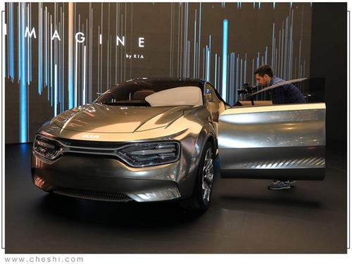 起亞將這款車(chē)稱為Imagine采用高頂C型四門(mén)轎車(chē)的形式