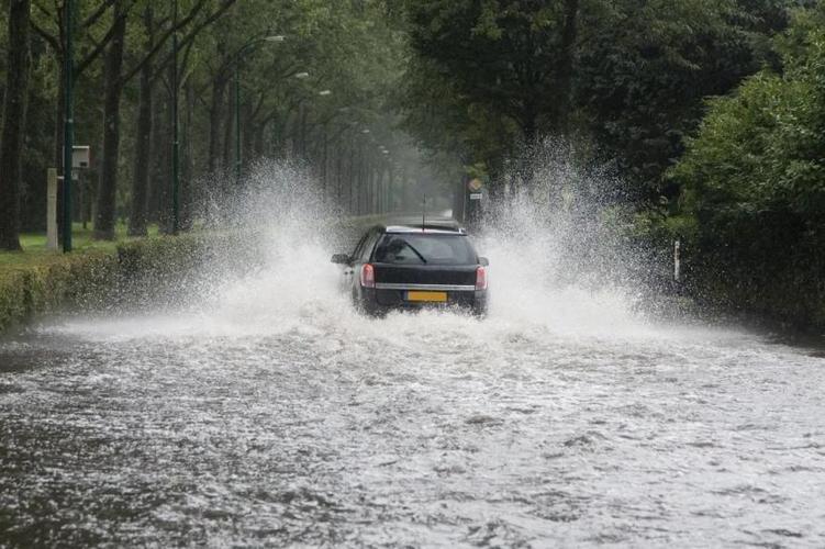 汽車在水中行駛該采取哪些措施？