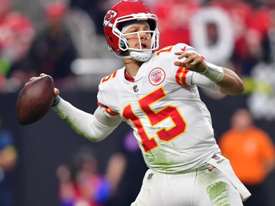 酋長隊四分衛(wèi)帕特里克馬霍姆斯創(chuàng)造了 NFL 單賽季進攻碼數(shù)最多的紀錄