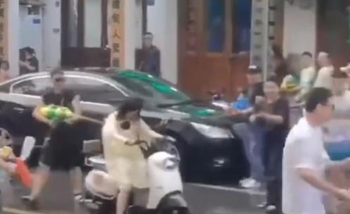 “美丑有別”？潑水節(jié)變味，女生顏值越高被潑越狠