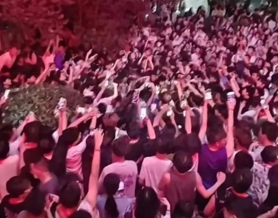 安徽財(cái)貿(mào)職業(yè)學(xué)院男生被指同時(shí)交往多名女生，網(wǎng)友質(zhì)疑其是否渣男
