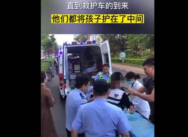 警察眾志成城，救援學(xué)生摔傷，感人一幕讓人動容