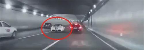 上海4車野蠻變道、高速競速，警方已拘留涉事人員