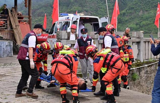 悲??！廣西14人超載車輛翻下懸崖，11人遇難，現(xiàn)場(chǎng)驚現(xiàn)境外偷渡人員