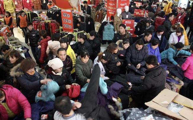 食博會展臺商品遭哄搶，商家澄清：非免費(fèi)發(fā)放，主要受哄搶的是零食展臺