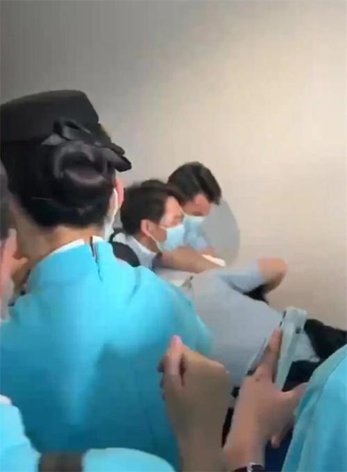 廈門航空乘務(wù)員被飛行員現(xiàn)行偷拍女廁所事件曝光，客服表示正在核實(shí)