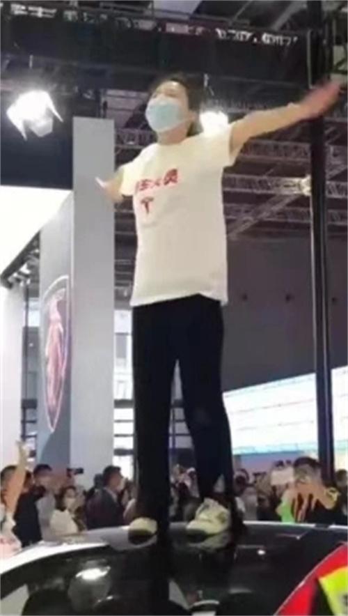 特斯拉車頂維權(quán)案一審判決出爐：女車主敗訴，侵犯指控未獲支持