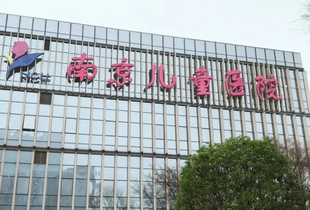 嬰兒輸液過(guò)程中心率失常，家屬指責(zé)醫(yī)生未監(jiān)測(cè)藥物副作用