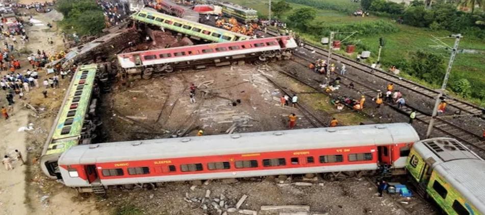 印度火車(chē)相撞造成288人死亡，印鐵道部宣布賠償方案：死者家屬可獲8.6萬(wàn)元，重傷者獲賠1.7萬(wàn)元