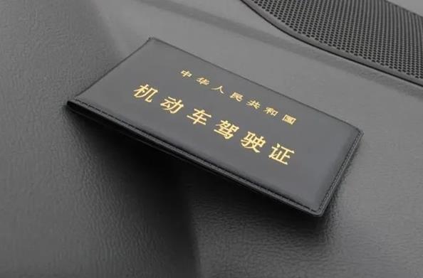 女子科目三考試系錯安全帶引爭議，輿論呼吁安全駕駛