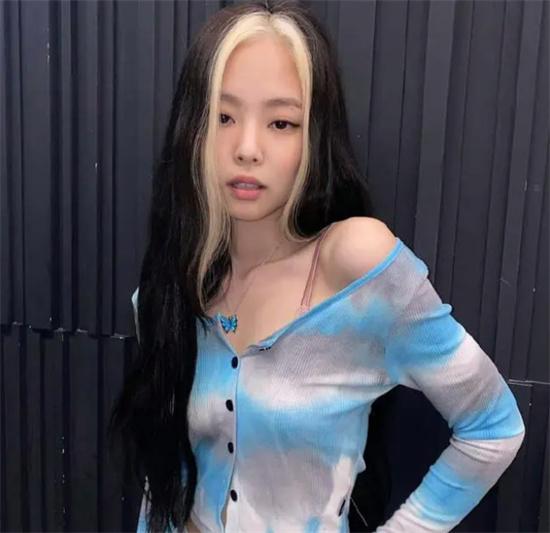 Jennie身體不適退場(chǎng)引發(fā)關(guān)注，BLACKPINK粉絲擔(dān)心她的健康