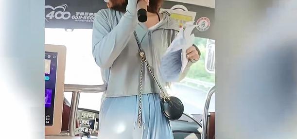 遼寧大連美女導(dǎo)游穿緊身褲引質(zhì)疑，旅游公司回應(yīng)