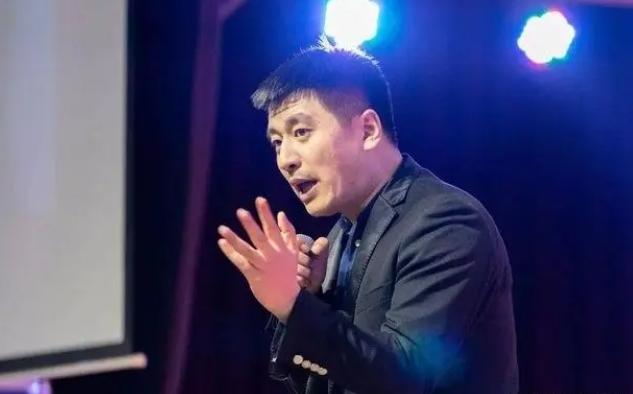 張雪峰發(fā)表言論引發(fā)爭(zhēng)議，突然收到來自高校院長(zhǎng)的郵件，事件進(jìn)一步升級(jí)