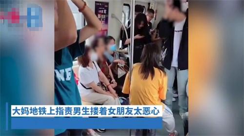 河南地鐵上的一幕：大媽吐口水引發(fā)笑聲，思考社會文明與尊重