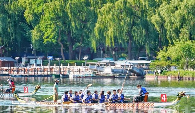盛夏歡樂！什剎海龍舟賽開幕，選手奮力劃槳迎接端午