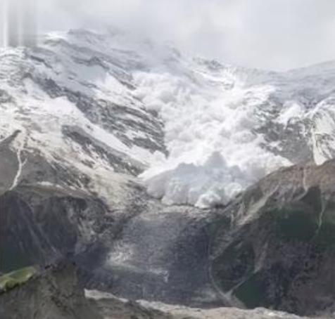 壯麗景象！游客在新疆旅游目睹雪崩，驚聲尖叫