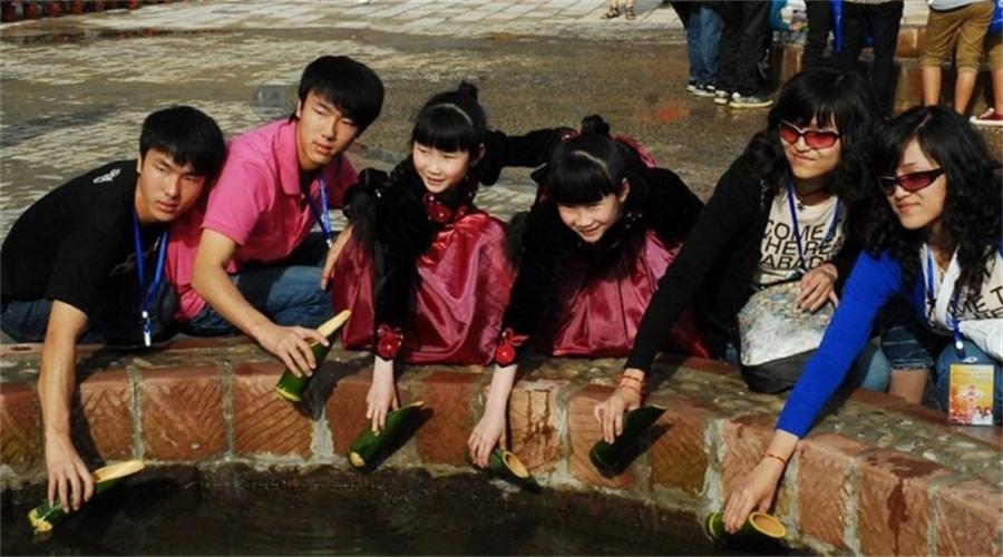 云南雙胞水引發(fā)熱議：廠家宣稱正規(guī)生產(chǎn)，喝了竟生雙胞胎