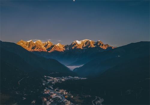 云南梅里雪山景區(qū)圍墻爭議，景點免費開放解決游客無法觀賞景觀問題