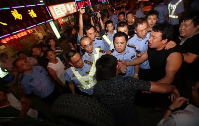 酒吧驚騷事件：3男子騷擾4女子，拒絕后引發(fā)激烈沖突，女子頭遭猛力壓制