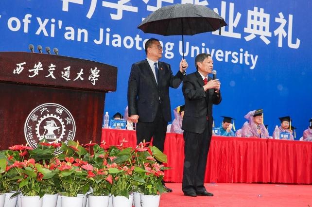 感動之舉！高校校長雨中致辭，黨委書記挺身撐傘，網(wǎng)友點(diǎn)贊為其喝彩！