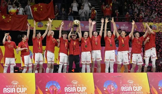 中國女籃奪冠引爆熱搜！韓旭狂歡跳舞、李夢激動落淚，球迷歡呼不止