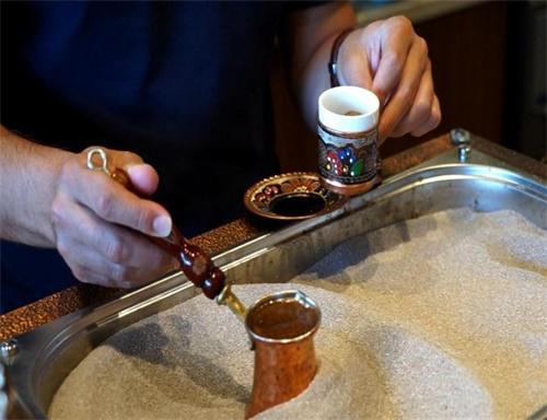 在煙臺海濱，土耳其沙煮咖啡散發(fā)香味，打造獨(dú)特咖啡文化