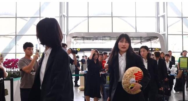 球隊(duì)凝聚力！中國(guó)女足英姿颯爽，主帥水慶霞宣布全面?zhèn)鋺?zhàn)世界杯