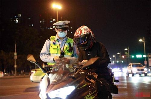 北京高溫天氣下，“飆車炸街”行為受到整治
