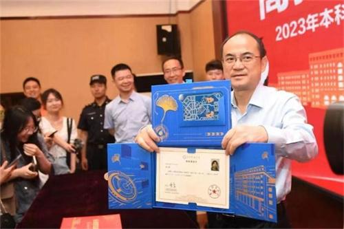物理熱愛者趙心怡收到高考錄取通知書，追尋探索世界本質(zhì)之旅開始