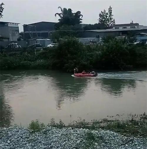 成都毗河落水失聯(lián)事件：女子獲救，兩男子失聯(lián)，搜救仍在進行