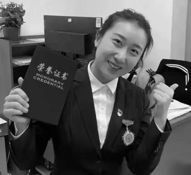 夜市悲劇：女子遭高空拋物致命，兇手向警察詢問判決結(jié)果