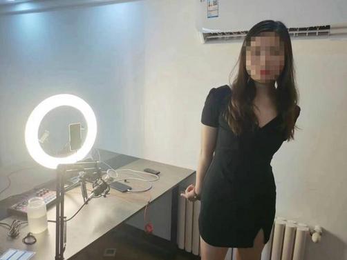 女主播五天內(nèi)戀愛(ài)詐騙癡情男，騙取直播平臺(tái)充值禮物