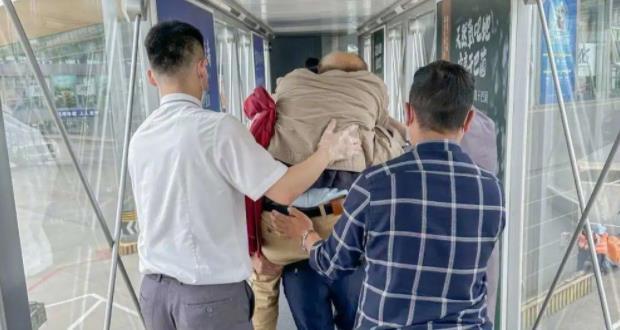 緊急備降：乘務(wù)團隊與醫(yī)生合作挽救突發(fā)疾病旅客的故事
