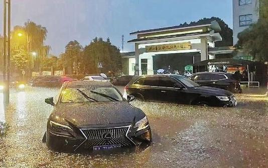 杭州暴雨：短時(shí)暴雨致多處道路積水，雨水倒灌車輛被淹