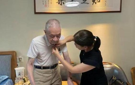 感恩醫(yī)患情深：老人一路送鉆石、翡翠，醫(yī)生視為女兒的感人故事