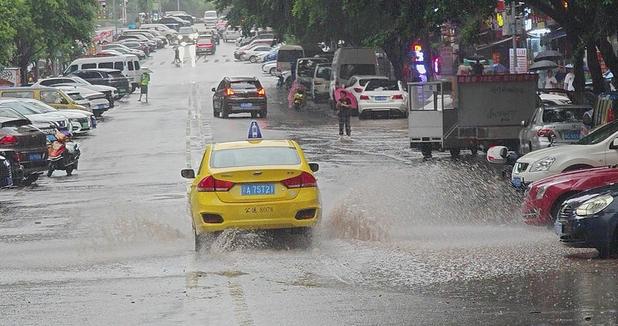 重慶遭遇強(qiáng)降雨，市民共渡雨水難關(guān)，交通受阻局部地區(qū)面臨地質(zhì)災(zāi)害風(fēng)險(xiǎn)