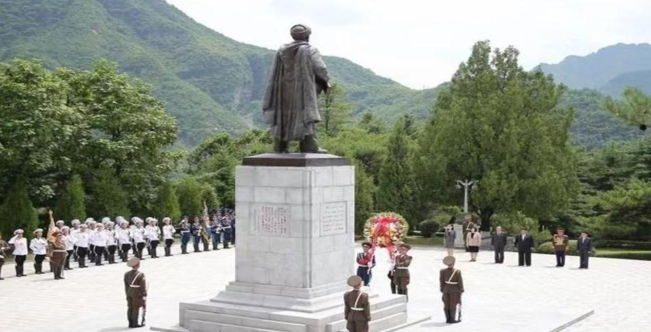 金正恩親自前往中國人民志愿軍烈士陵園，向英勇烈士致以崇高敬意