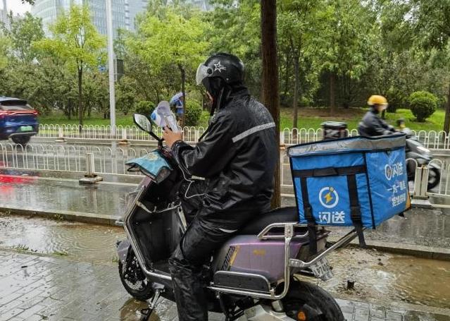 臺風(fēng)“杜蘇芮”襲擊北京，特大暴雨引發(fā)水患，陸軍直升機(jī)緊急空投救援物資
