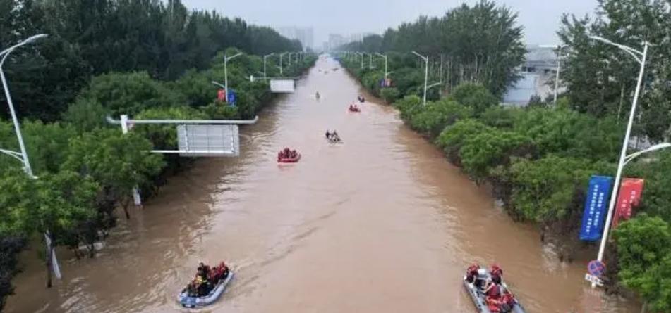 涿州救援見聞：“從未想過(guò)，有一天會(huì)在這條路上坐船”