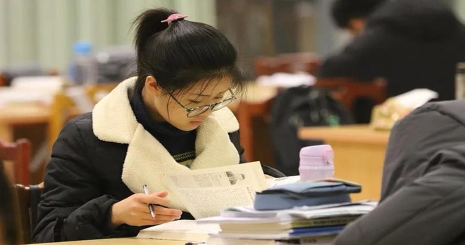解讀大學(xué)生就業(yè)挑戰(zhàn)：從考研到考公考編，人生選擇何去何從？