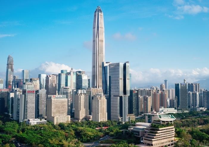 香港游客暑期涌入深圳超900萬次，引發(fā)“擠爆”現(xiàn)象，本地人感嘆“我在香港？”