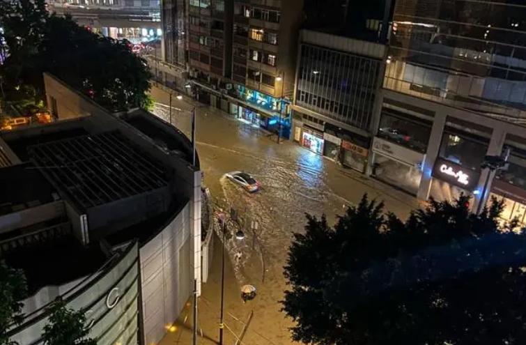 香港?？麣堄啾┯晗?，市民堅韌抗洪