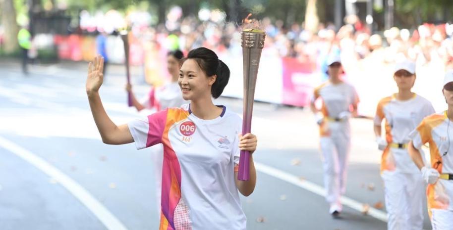 杭州亞運(yùn)會(huì)火炬?zhèn)鬟f：秋日浙江舟山，熱情迎接體育盛事