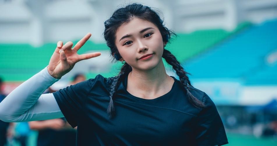 吳艷妮：真情向國旗致敬，炒作還是真心？