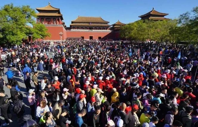 中秋國(guó)慶黃金周：上海外灘人潮涌動(dòng)，游客暢享節(jié)日氛圍