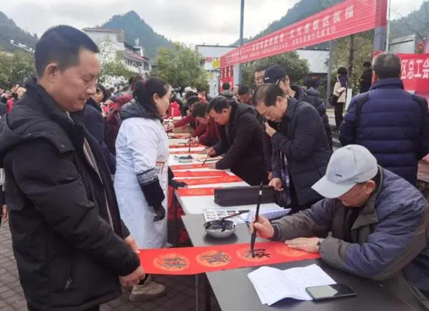 用筆墨書(shū)香送祝福，共建愛(ài)滿(mǎn)社區(qū)福滿(mǎn)家