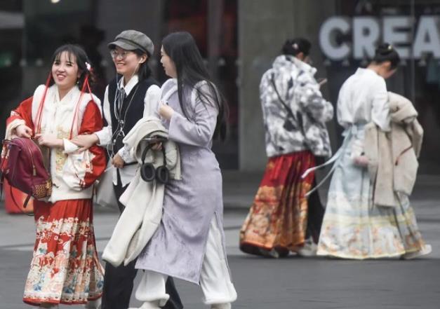 400名大學(xué)生回曹縣小鎮(zhèn)賣(mài)馬面裙，有的店一天賣(mài)2000件