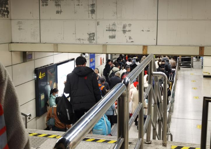上?；疖囌景矙z口未全開引旅客不滿，官方回應(yīng)震撼一切