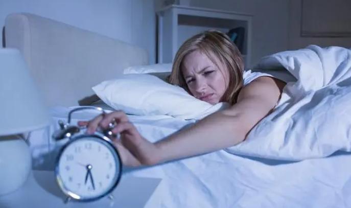 看手機(jī)影響睡眠質(zhì)量，你的睡眠狀態(tài)如何？