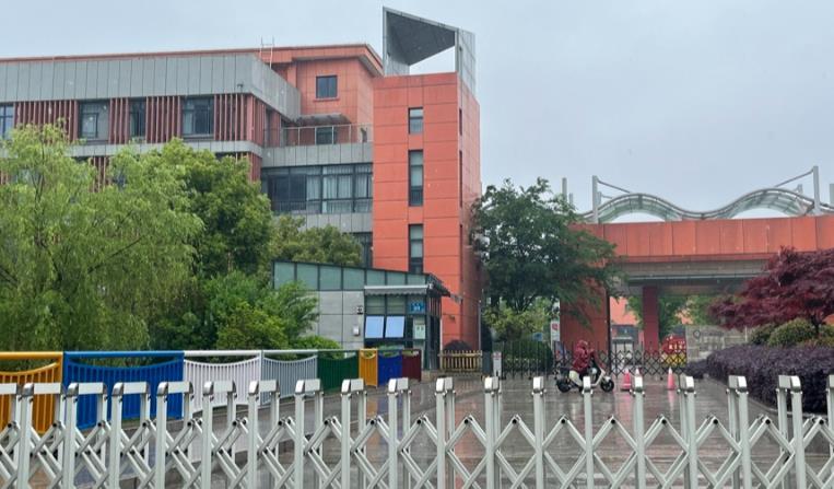 英雄行動：大巴事故救援者赤誠之舉，為女孩披衣